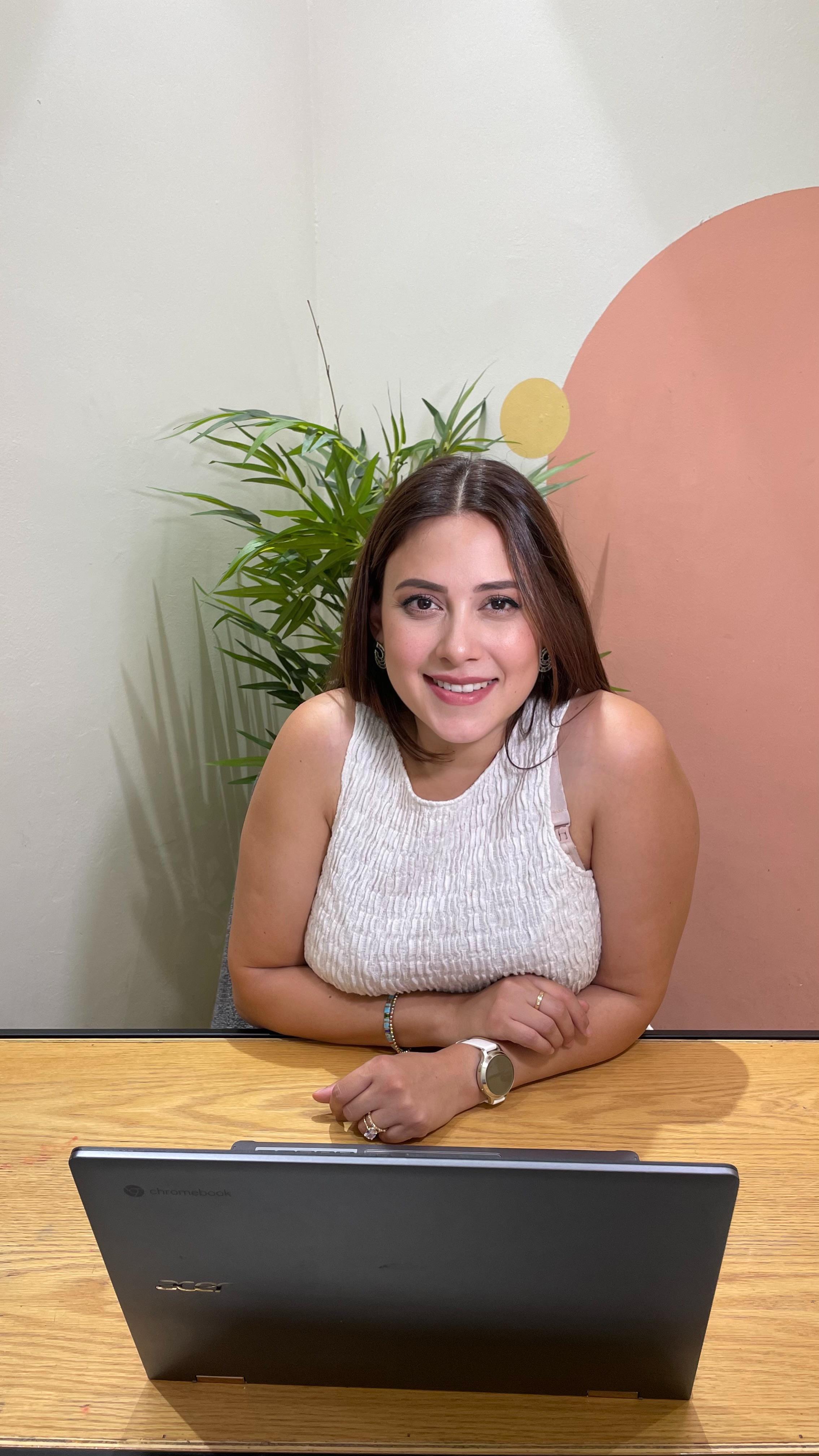 Niño construyendo y aprendiendo con entusiasmo